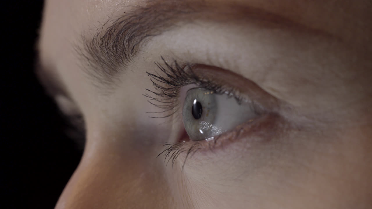 자신감을 찾고 여성 파란 눈의 클로즈업