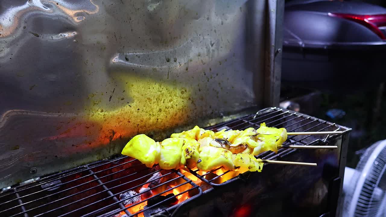 오징어 스피어 가 뜨거운 불 에서 구워지고 있다