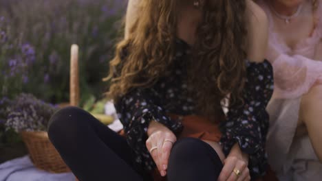 dos mujeres rizadas en el campo de lavanda, vistiendo medias negras