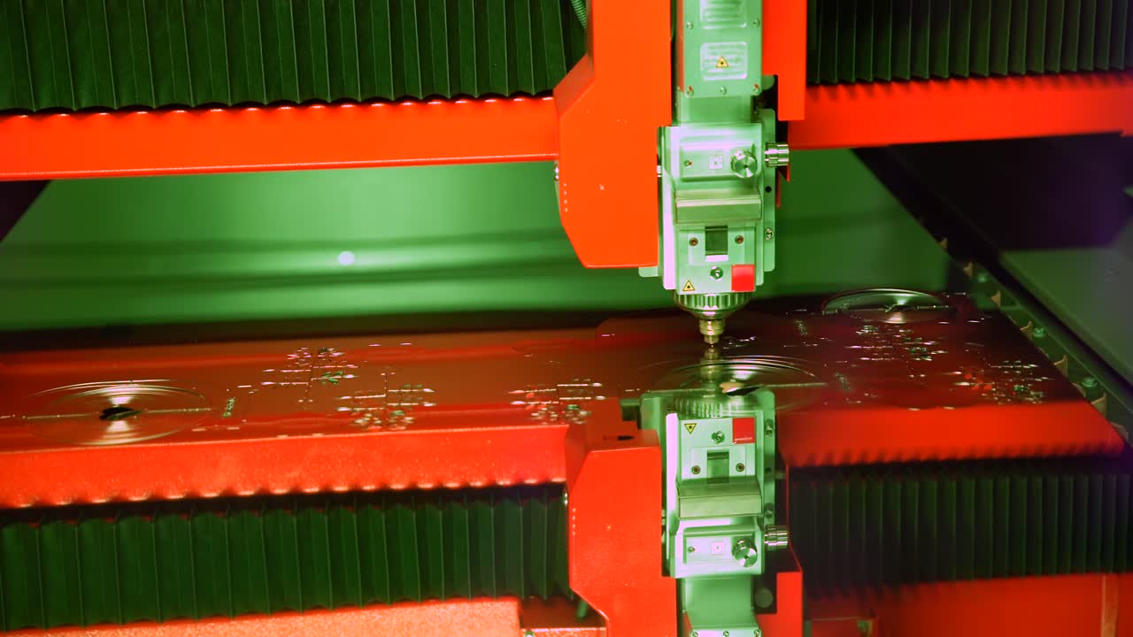 corte láser cnc de metal, tecnología industrial moderna.