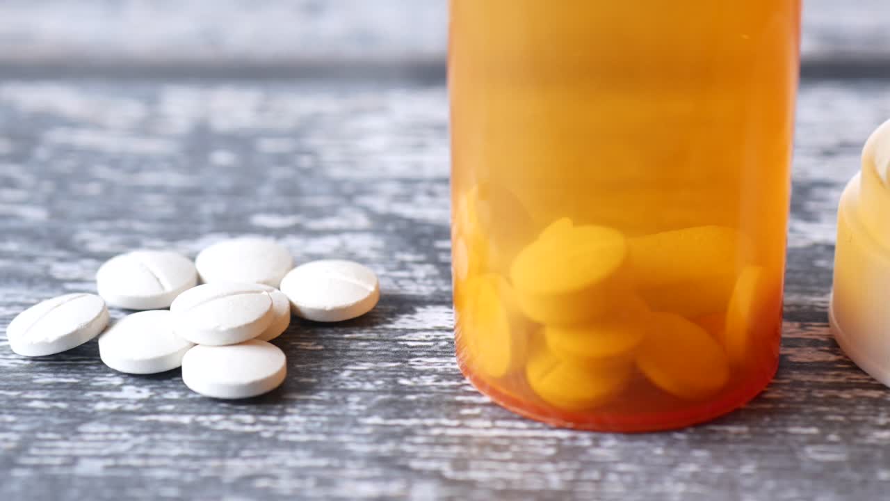 pastillas médicas blancas derramadas en rosa ,