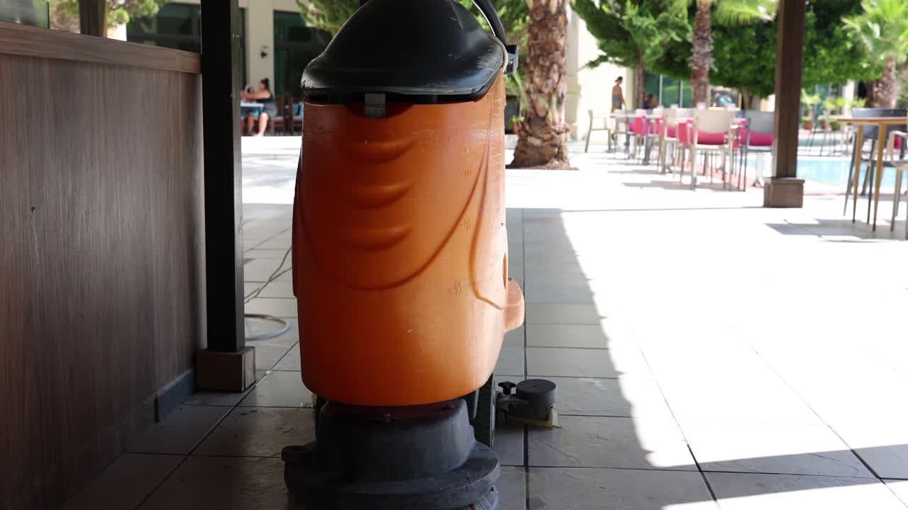 Floor cleaning machine poolside