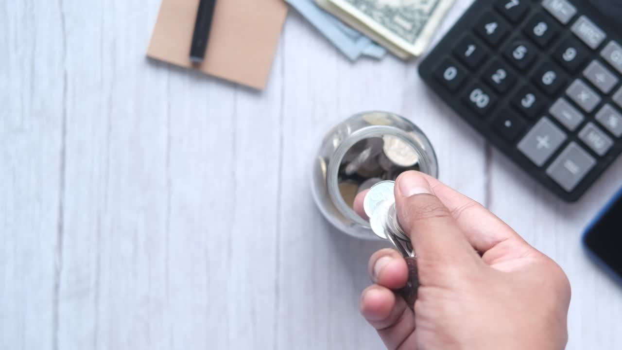 ahorrar dinero con monedas en un frasco