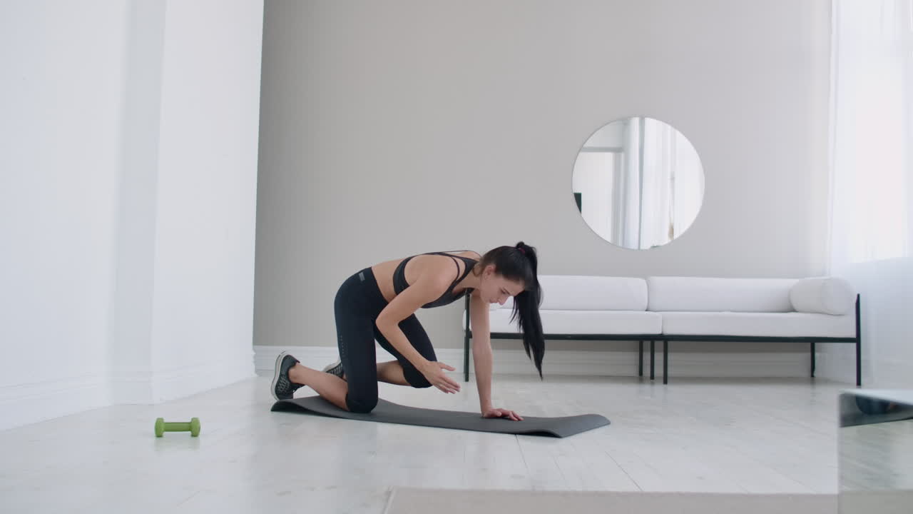 소녀들은 집에서 개별적인 훈련을 하고 있습니다.