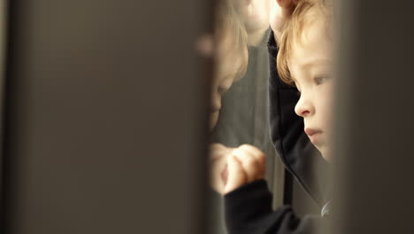 Niño-Pequeño-Mirando-Por-La-Ventana-Y-Reflexionando-En-Ella