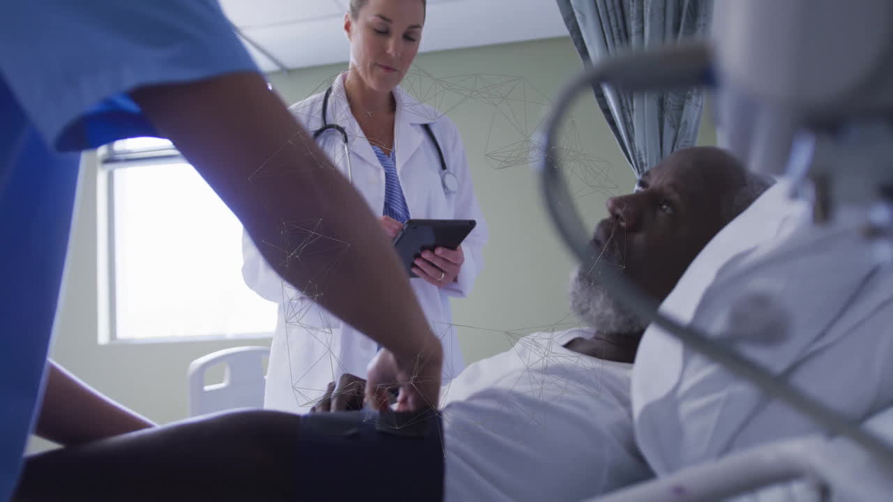 Medico che visita un paziente nel letto d'ospedale, usando un'animazione con una rete digitale.