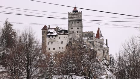 Mystisches-Schloss-Bran,-Graf-Draculas-Schloss-In-Bran-In-Der-Nähe-Von-Brasov,-Siebenbürgen,-Rumänien