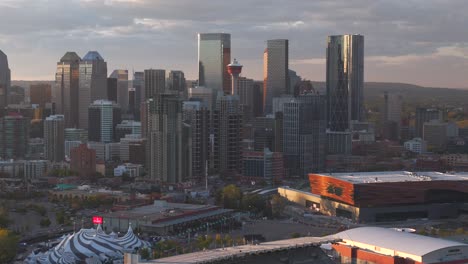 Un-Dron-Aéreo-Captura-El-Centro-De-Calgary-Y-La-Torre-Al-Fondo-Justo-Antes-Del-Atardecer