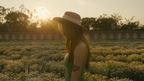 mujer en un campo de flores al atardecer