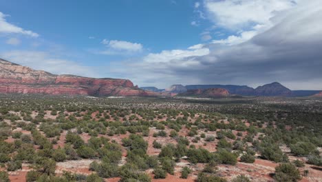 chmury przetaczające się nad wyblakłymi górami z piaskowca na pustyniach sedona w arizonie