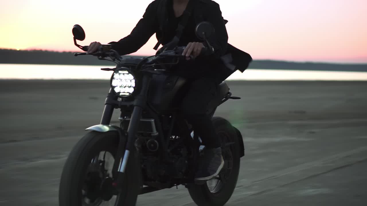 검은색 스포츠 자전거를 타고 헬 ⁇ 을 쓰고 앞 헤드라이트를 켜고  ⁇ 은 모래 지상에서 자전거 타는 자전거 타자