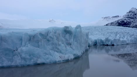 toma panorámica de la laguna glaciar fjallsárlón y vatnajökull en el sur de islandia