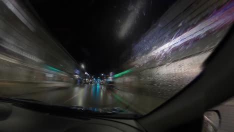 hiperlapso de coche nocturno con luces de la ciudad