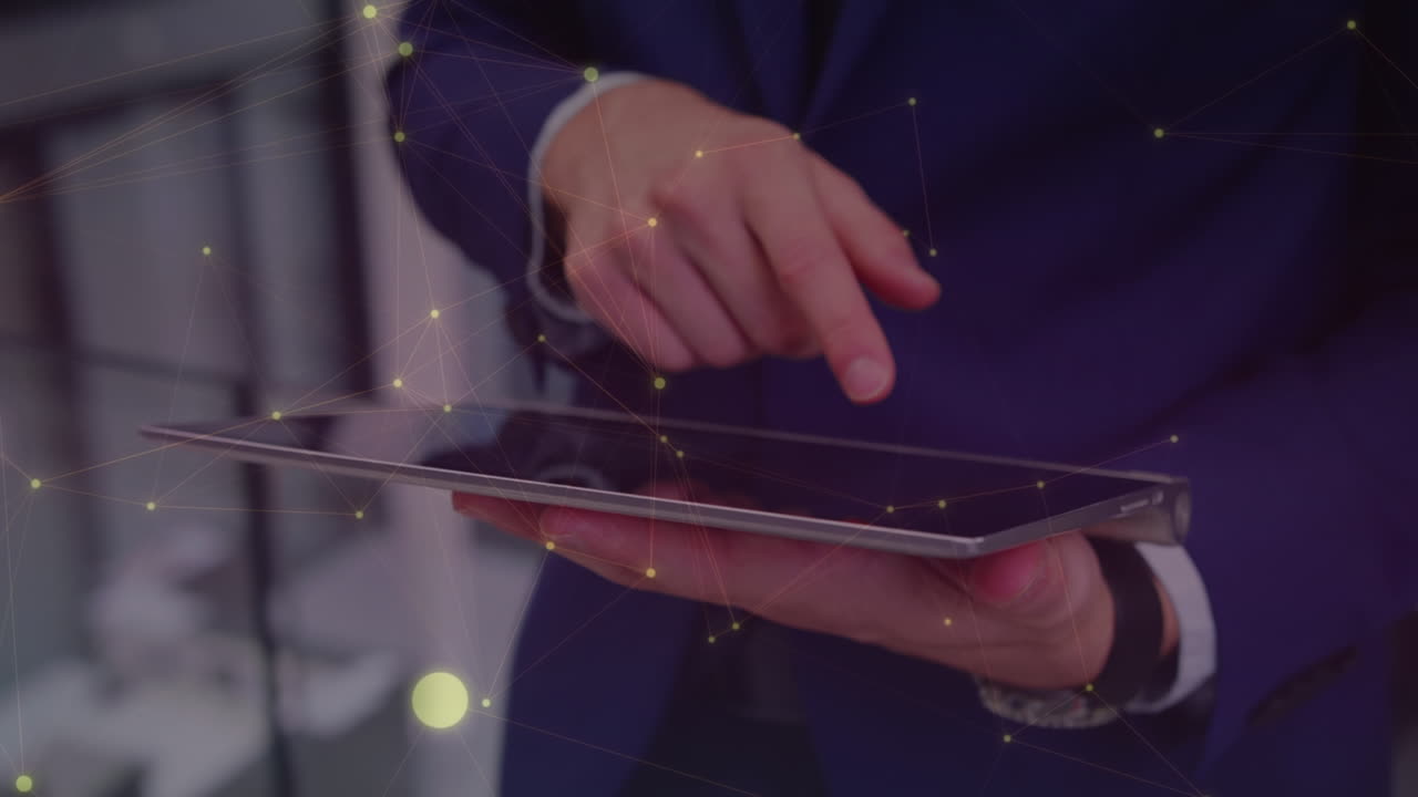 사무실에 있는 백인 사업가에 대한 연결 네트워크의 활성화