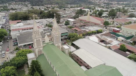 Luftaufnahme-Der-Gemeinde-Unserer-Lieben-Frau-Von-Carmen-In-Santa-Tecla,-El-Salvador-Tagsüber---Drohnenaufnahme