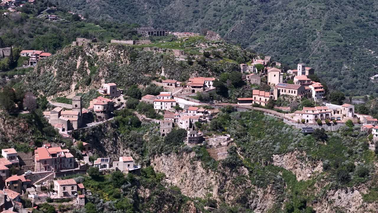 Luftaufnahme der Burg Pentefur und der historischen Stadt Savoca auf Sizilien, Italien