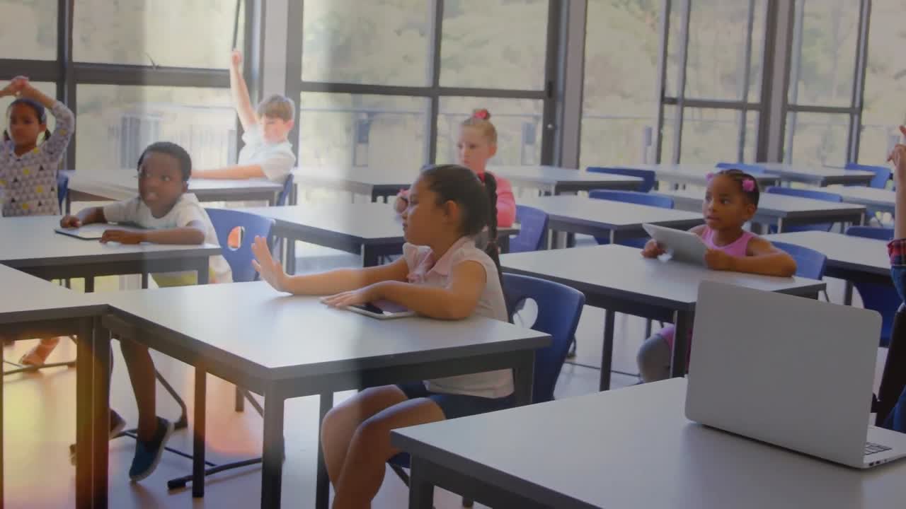 animación de puntos de luz contra un grupo de niños de escuelas diversas que estudian en la clase en la escuela