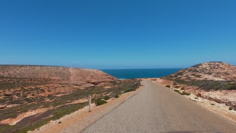 Filmische-Fahrplatte,-Fahren-Auf-Leerer-Straße-In-Richtung-Strand,-Australien