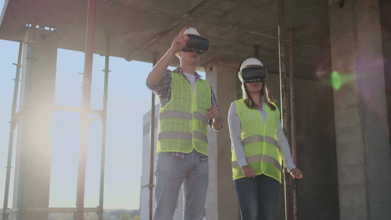 retrato de dos trabajadores de la construcción modernos usando equipo vr para visualizar proyectos en el espacio de copia del sitio