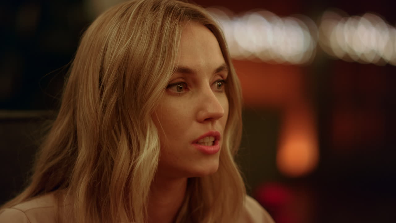 женщина рассказывает историю друзьям. женщина делает тост за ужином.