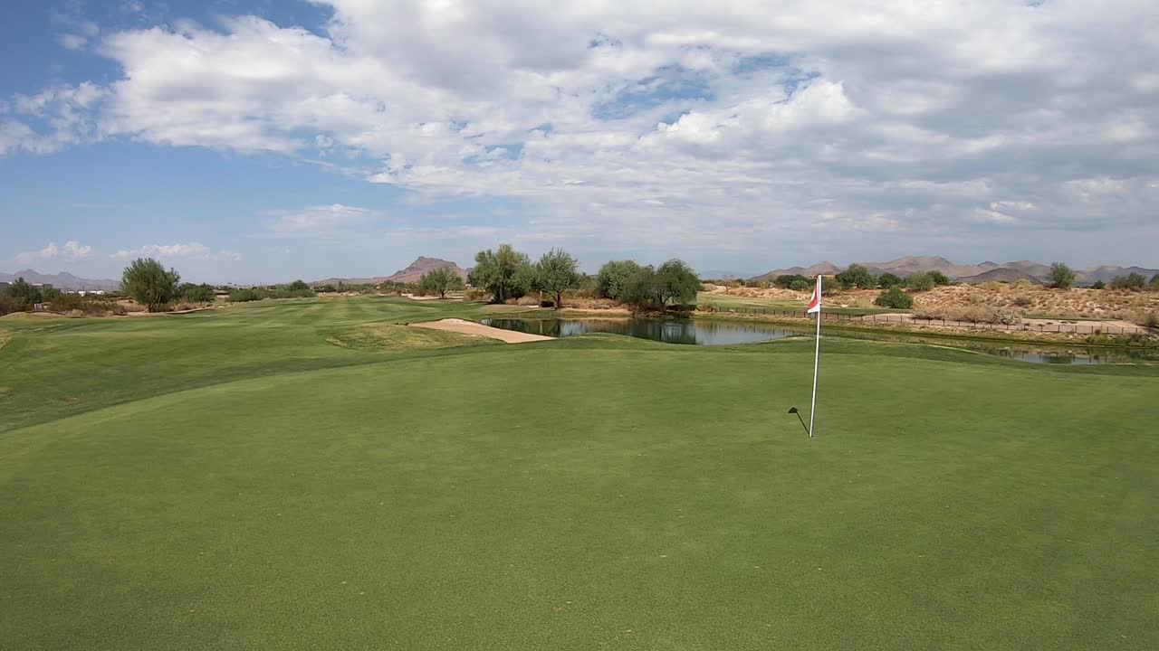 애리조나 주 스코츠데일에 있는 골프 코스의 그린 핀에서 페어웨이까지의 전망