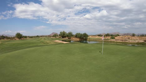 ein blick vom pin auf dem grün auf das fairway auf einem golfplatz in scottsdale, arizona