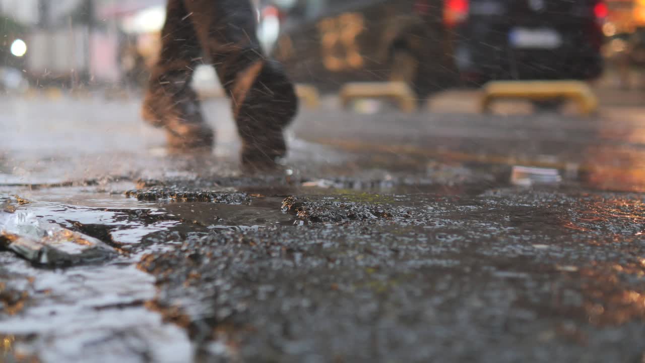 비가 오는 밤 도시 거리