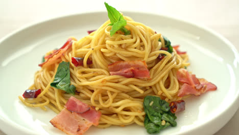 Gebratene-Spaghetti-Mit-Getrocknetem-Chili-Und-Speck