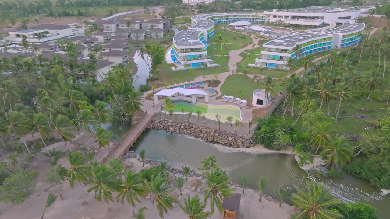 toma aérea redonda de tentación miches resort por la mañana en república dominicana