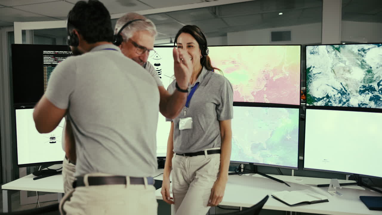 equipo celebrando el éxito en una oficina de alta tecnología