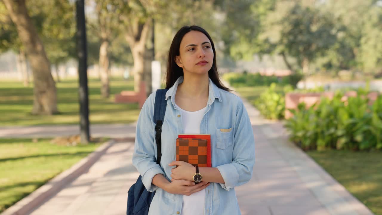 chica india que va a la universidad