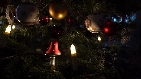 alejarse de una luz dentro del árbol de navidad.