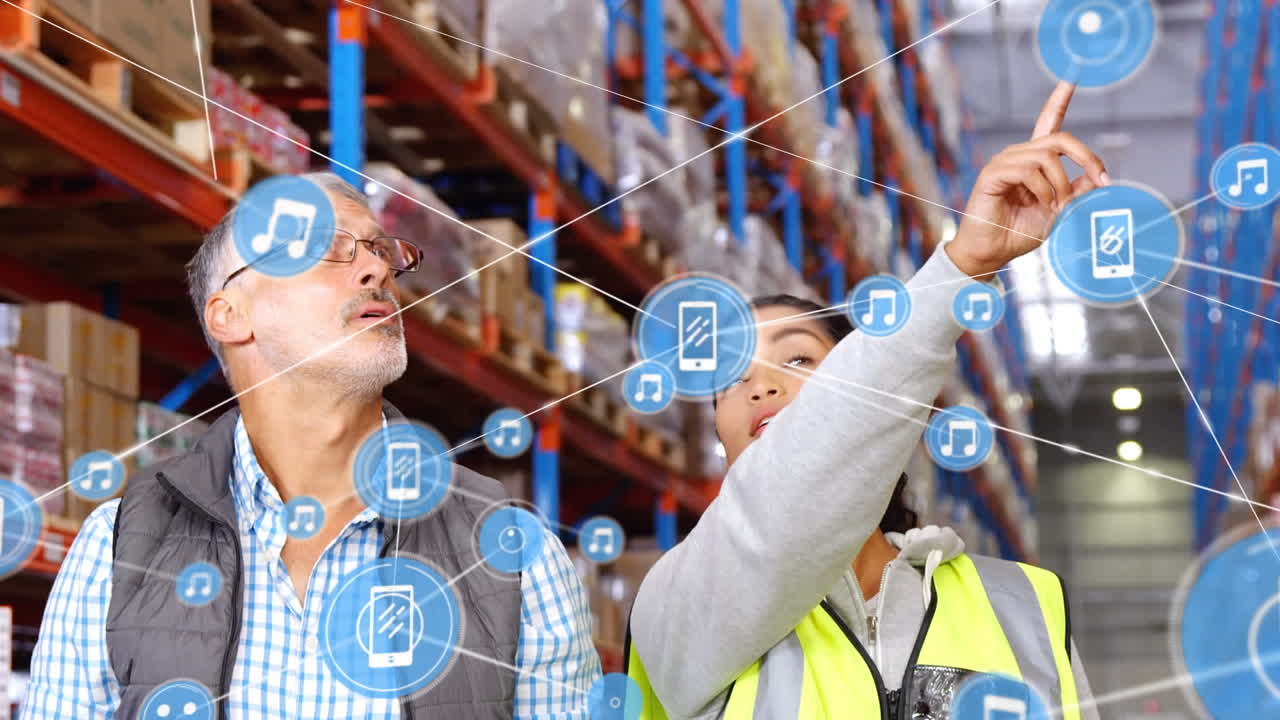 animación de la red de conexiones con iconos sobre el hombre y la mujer que trabajan en wearhouse