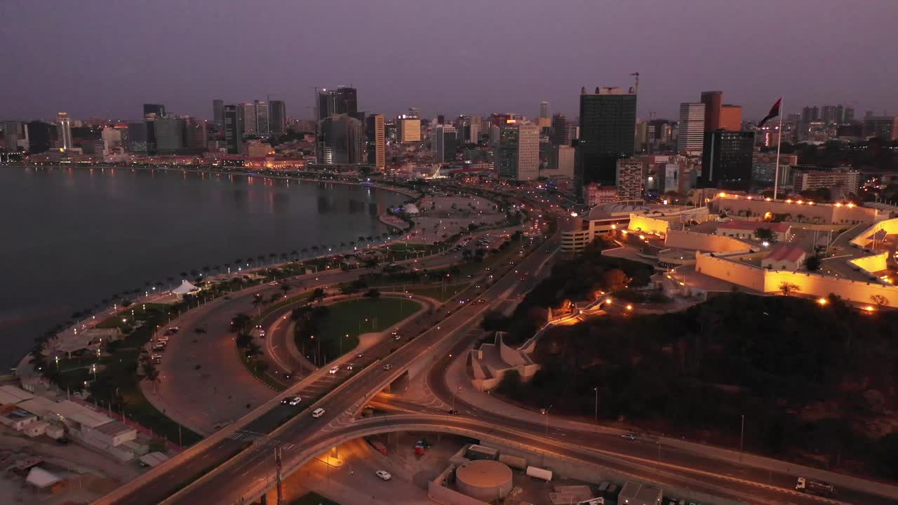 baia de luanda en el crepúsculo