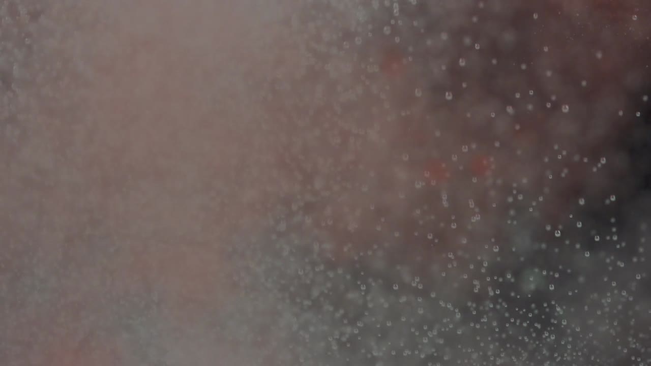 Primo Piano Astratto di Bolle e Nebbia che Salgono nel Liquido