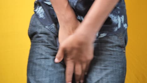 el concepto de problema de próstata y vejiga, dolor en la entrepierna de una persona joven