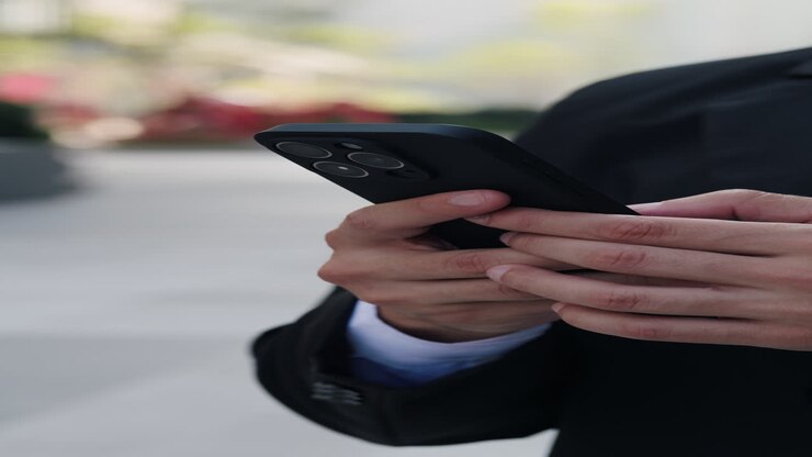 Uomo d'affari che usa lo smartphone