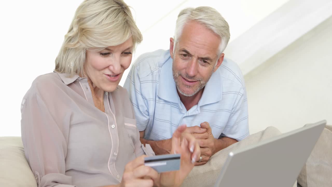 Par handler på nett i sofaen