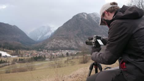 fotógrafo configurando una cámara para capturar fotos durante una tormenta en eslovenia-1