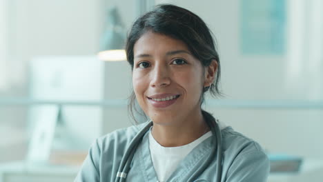 Retrato-De-Una-Alegre-Doctora-Hispana-En-La-Clínica