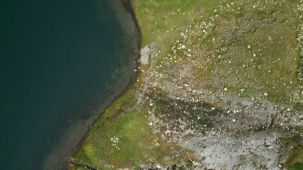 여름에 눈이 내리는 스위스 알프스의 산에 있는 호수의 새의 시야