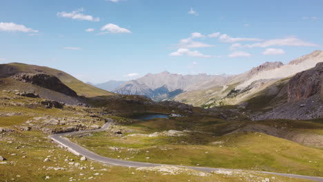 eine atemberaubende berglandschaft, durch die eine straße führt, von motorrädern befahren und umgeben von nichts als natur