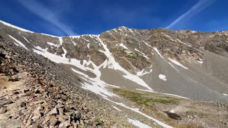 Grises-Y-Torreys-Pico-Sendero-Silla-Catorce-14er-Junio-Julio-Verano-Colorado-Cielo-Azul-Montañas-Rocosas-Paisaje-Nieve-Derretido-División-Continental-Temprano-En-La-Mañana-Pan-Izquierda-Lentamente-Movimiento