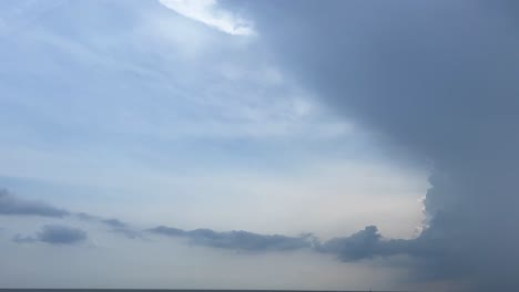 바다에서 노는 해변에 빨간 머리 소녀