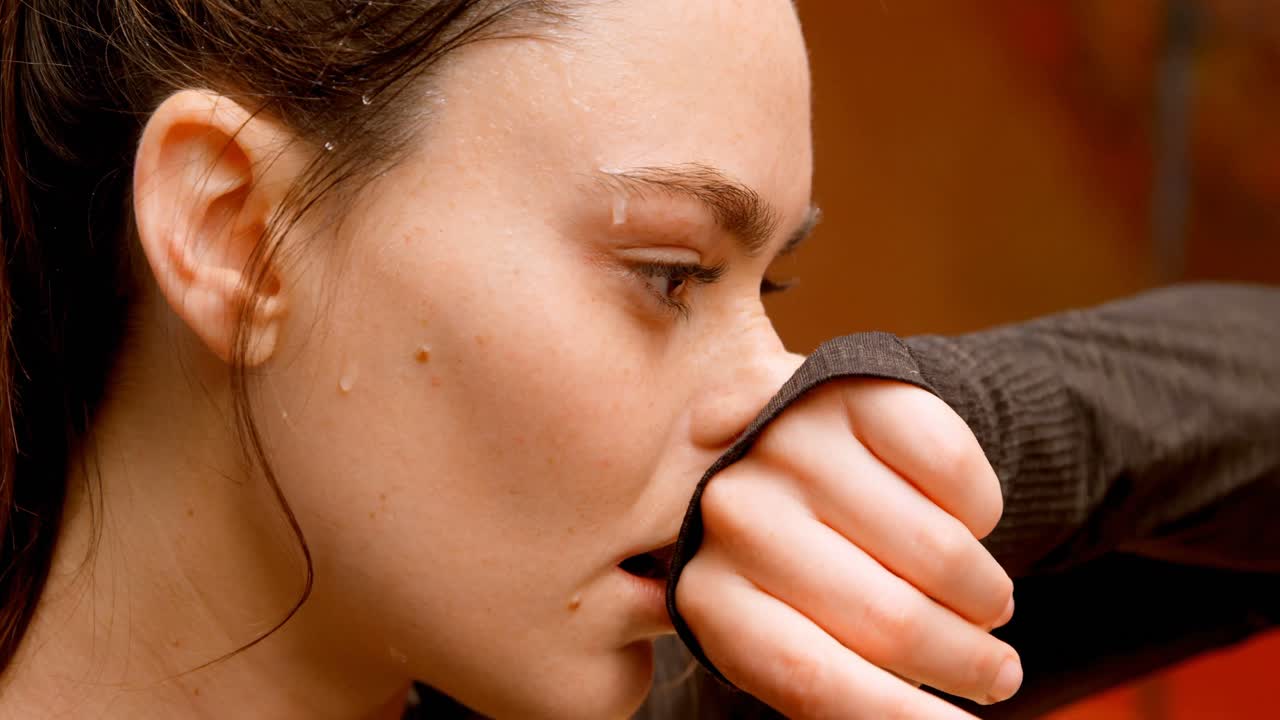 피트니스 스튜디오 4k 에 서 있는 여자