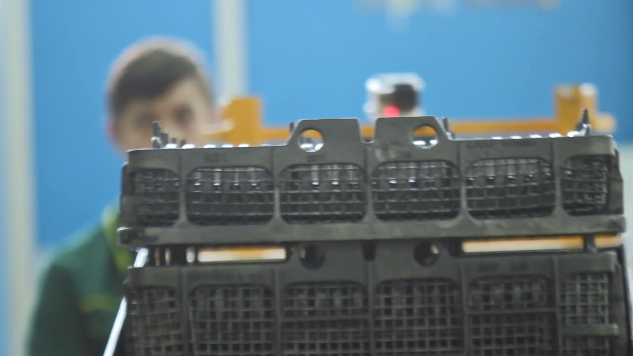 línea de fabricación de piezas de máquinas. proceso de producción de máquinas herramienta