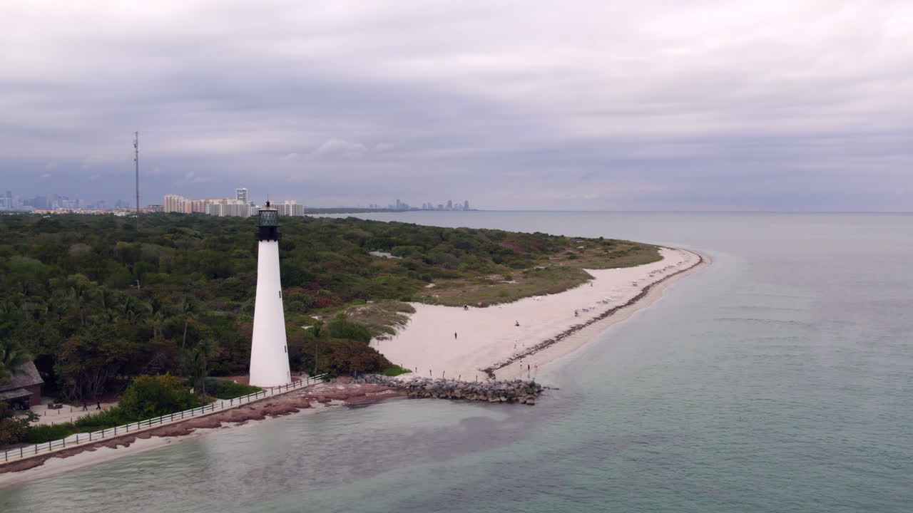 Volo con drone intorno al faro di Cape Florida con lo sfondo di Miami.