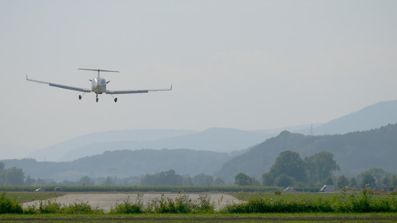 가벼운 비행기 착륙의 뒷모습과 스위스 알프스를 배경으로 다시 시작