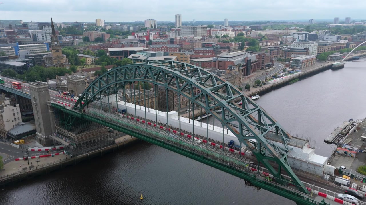 Vista aerea del Ponte del Tyne che attraversa il fiume Tyne a Newcastle con lo skyline della città, mentre i lavori di manutenzione continuano sulla storica struttura in acciaio.