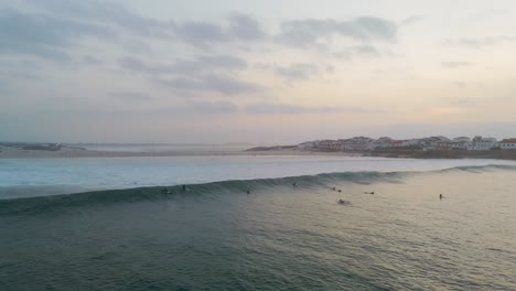 Surfer-Warten-Bei-Sonnenuntergang-Auf-Die-Perfekte-Welle